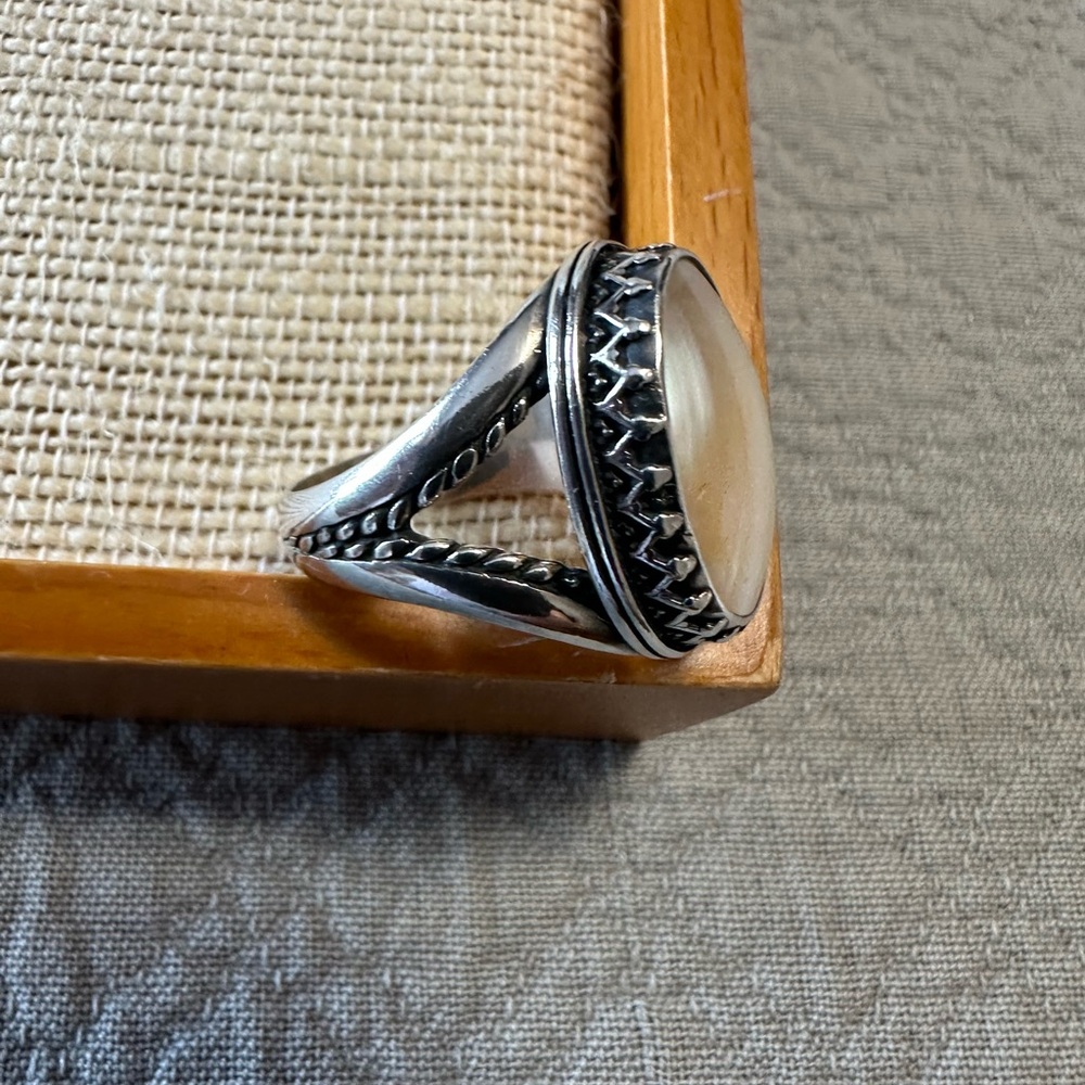 Elegant Sterling 925 Silver and Mother of Pearl Ring Size 9 - Picture 2 of 8